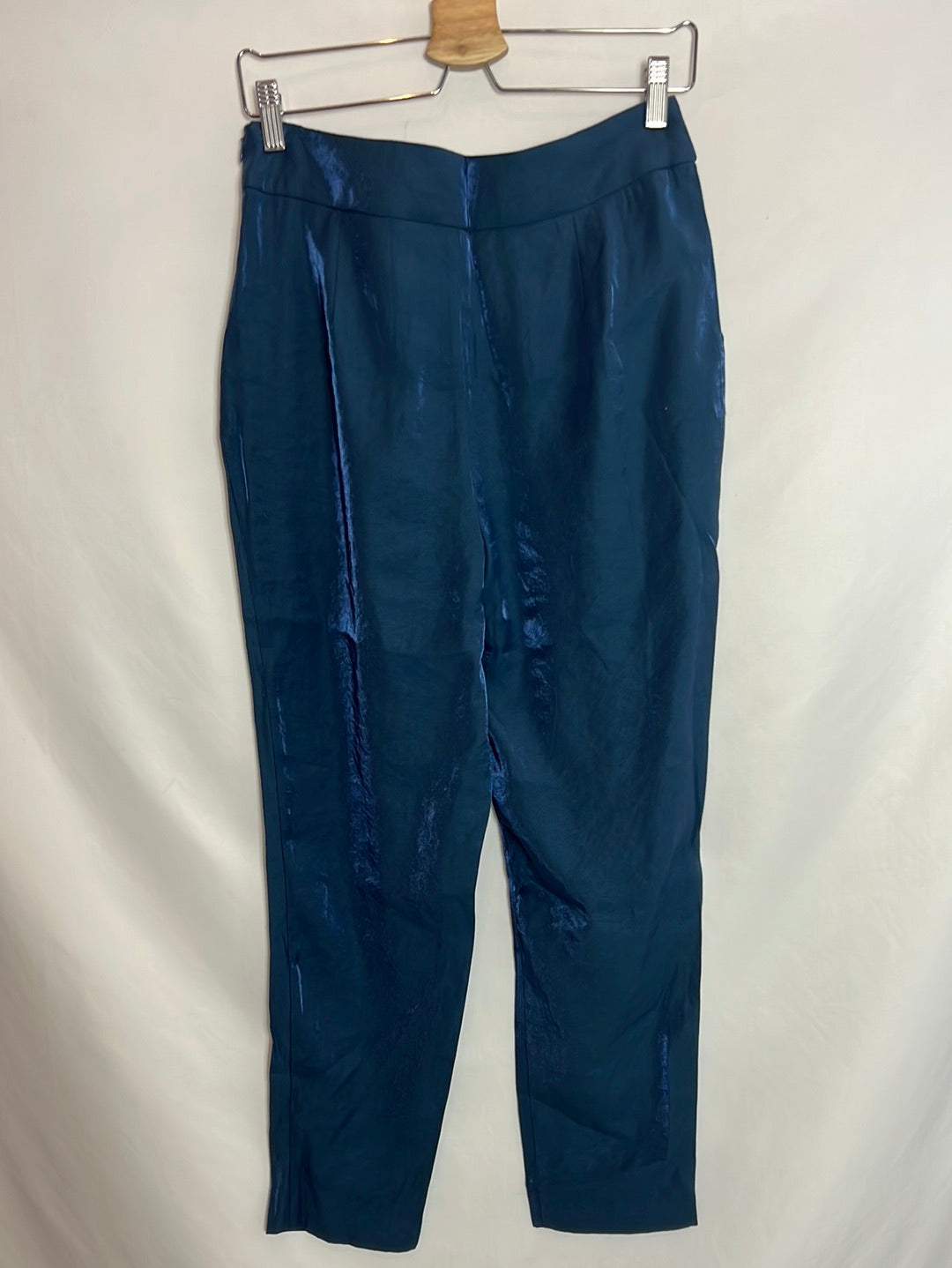 INTROPIA. Pantalón pinzas satinado azul. T M