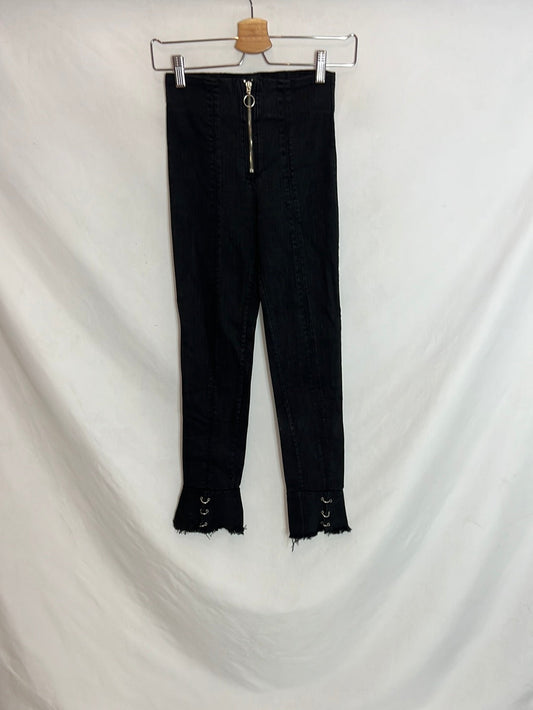 ZARA. Pantalón denim negro arandelas. T.34