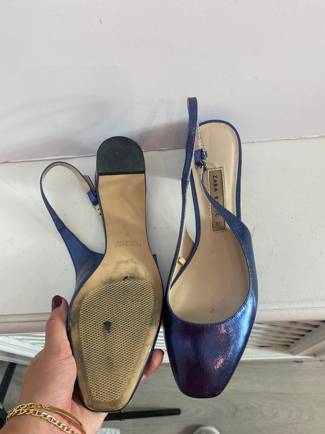 ZARA. Tacón talón descubierto azul metalizado. T.37