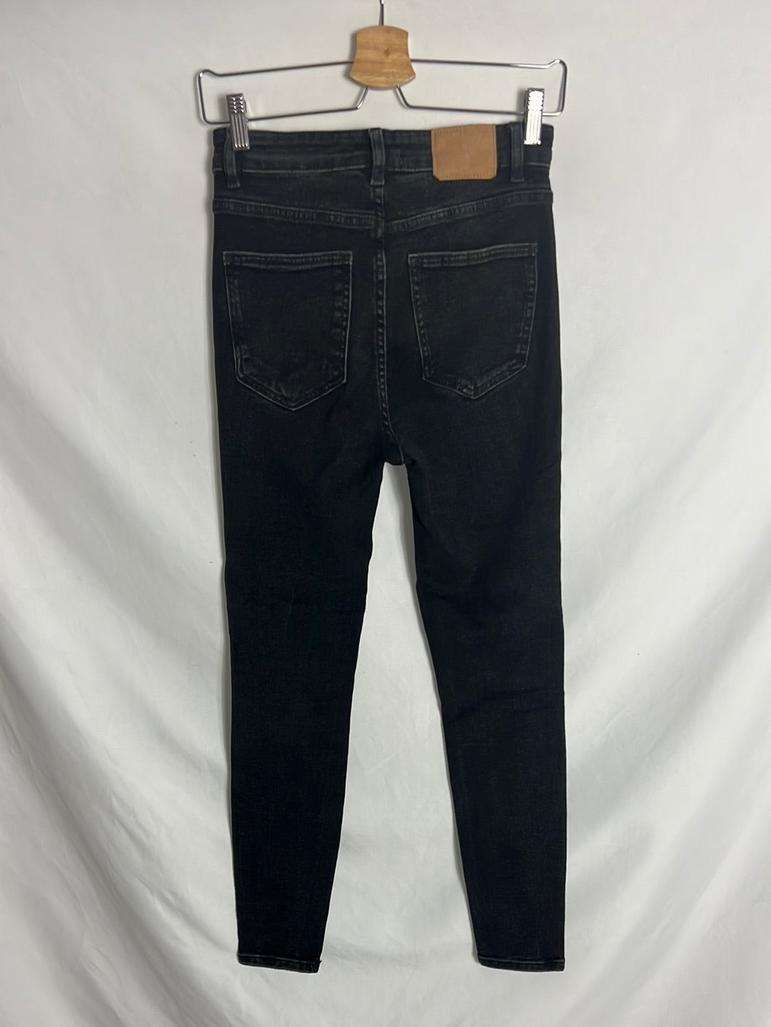 ZARA. Pantalón negro pitillo efecto desgastado. T 36