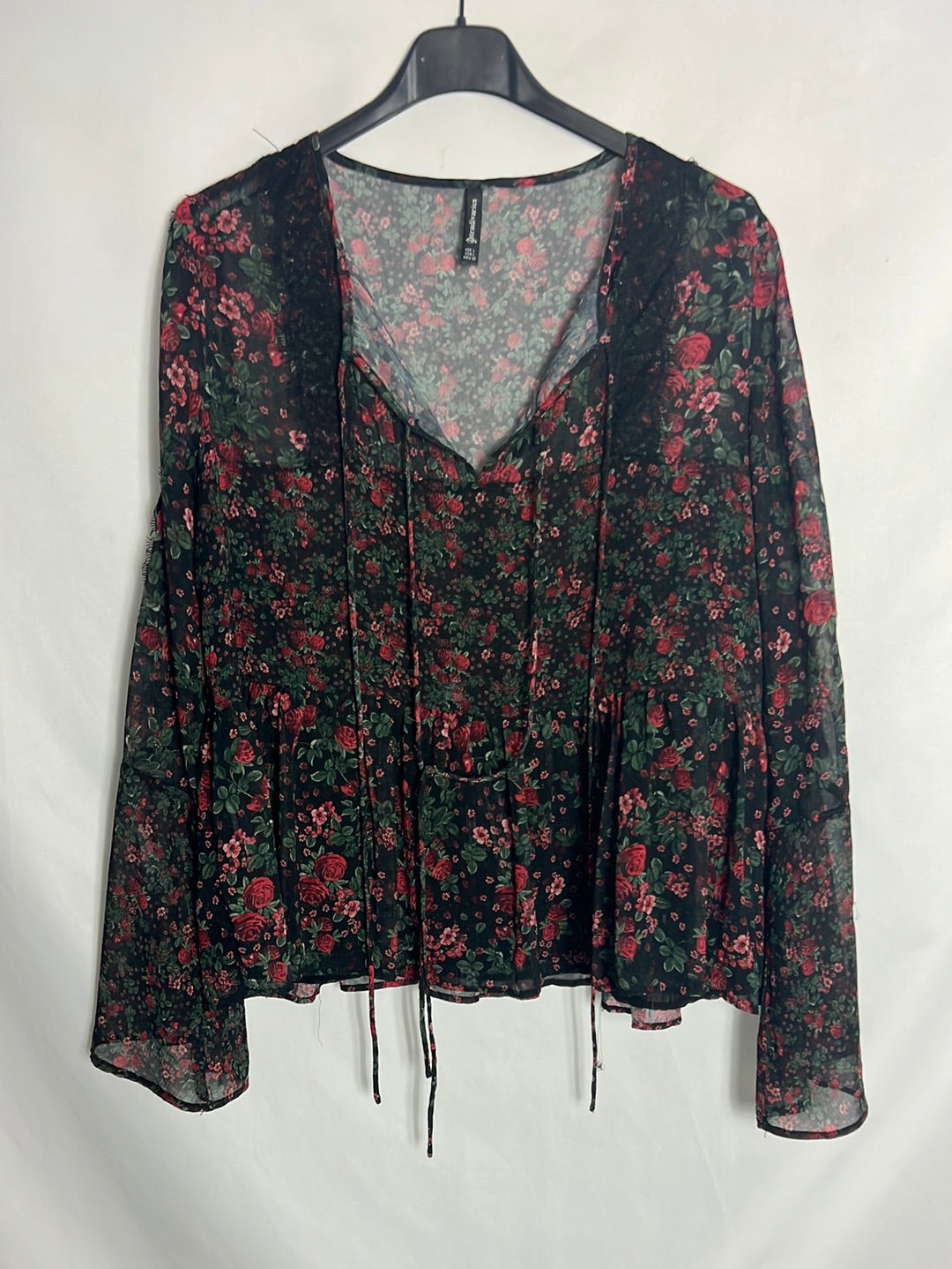 STRADIVARIUS. Blusa negra semitransparente flores. T L