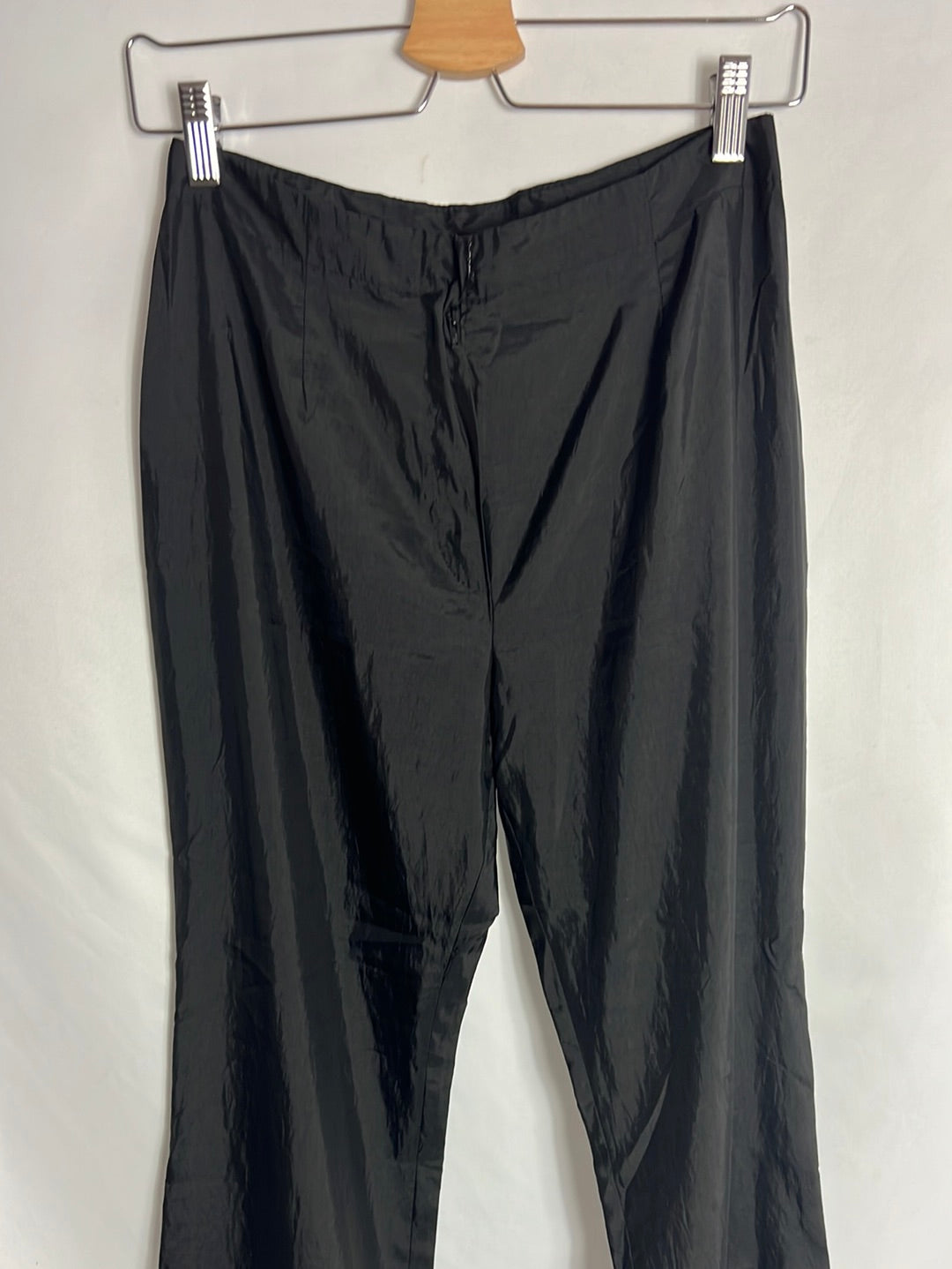 OTRAS. Pantalones rectos negros satinados. T 40