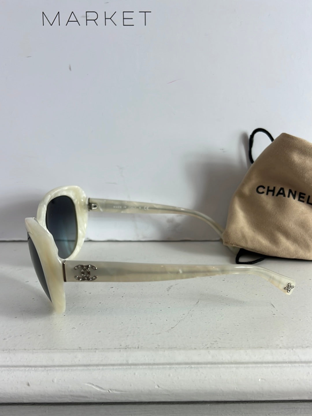 CHANEL. Gafas color marfil detalle patillas