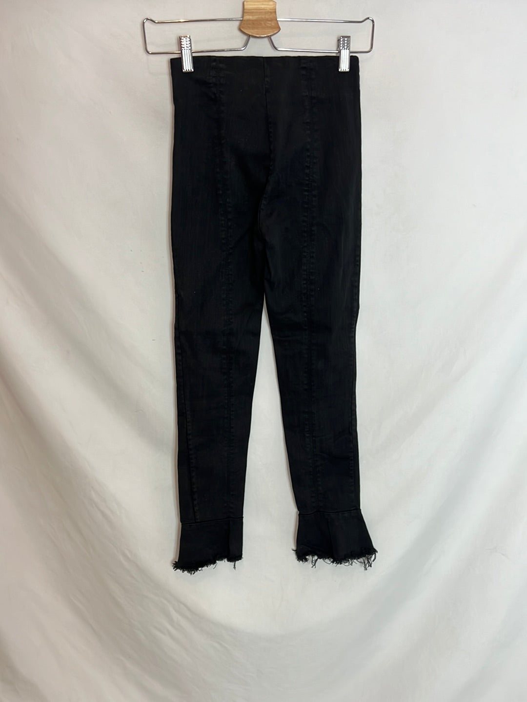 ZARA. Pantalón denim negro arandelas. T.34