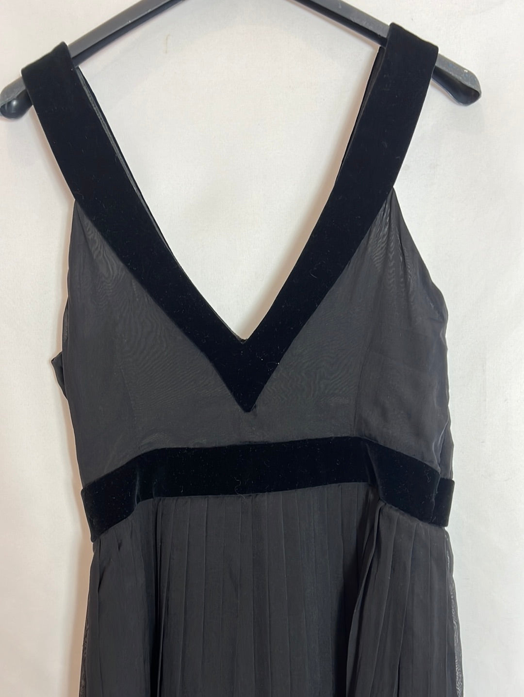 ALMA AGUILAR. Vestido seda negro  plisado. T 38