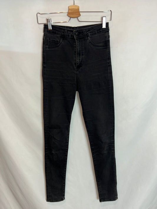 H&M. Pantalones denim pitillo negro. T 36