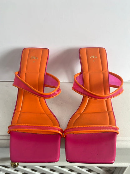 ZARA. Sandalia naranja y rosa. T 37