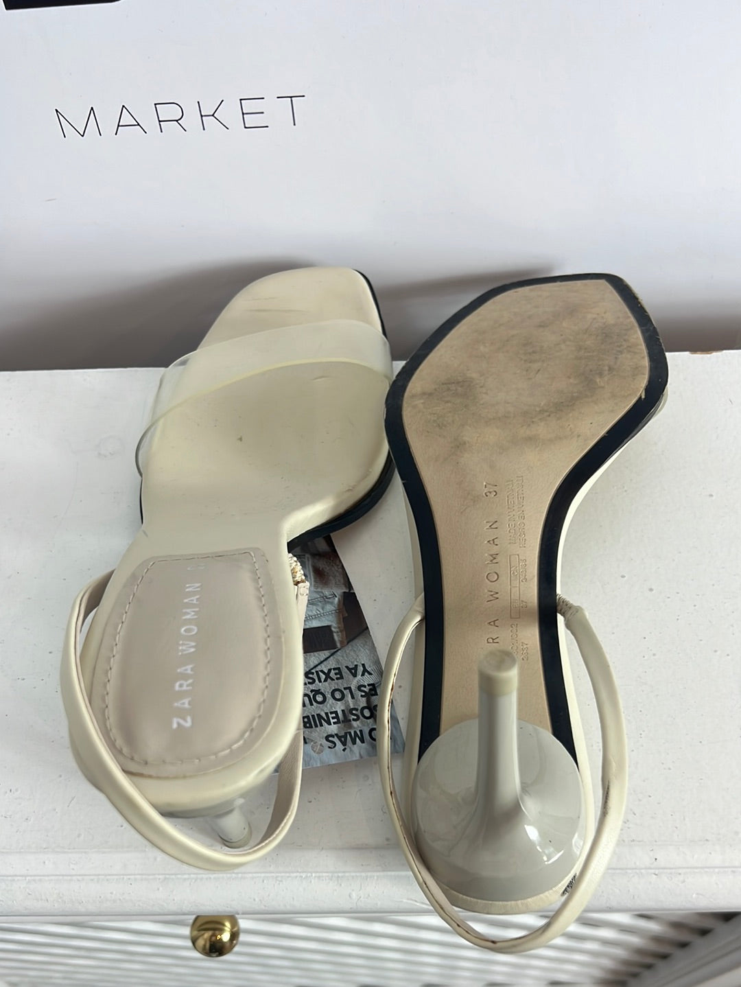 ZARA. Sandalia beige tira transparente. T 37