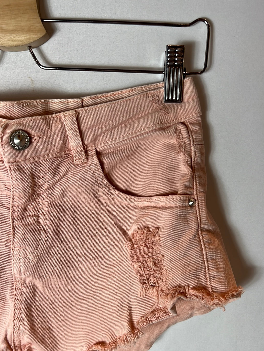 BERSHKA. Shorts rosa claro rotos. T 34