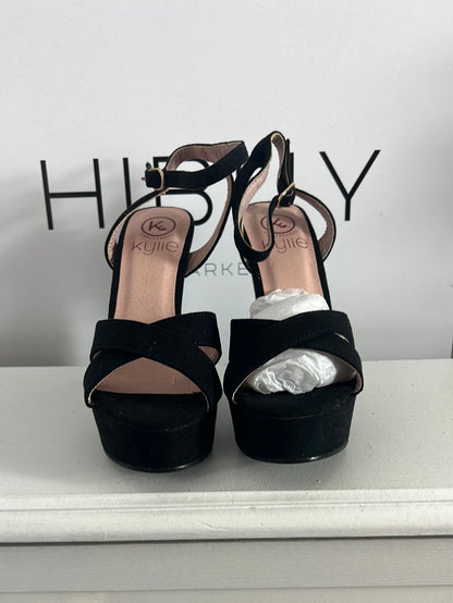 KYLIE. Sandalia negra plataforma. T 36