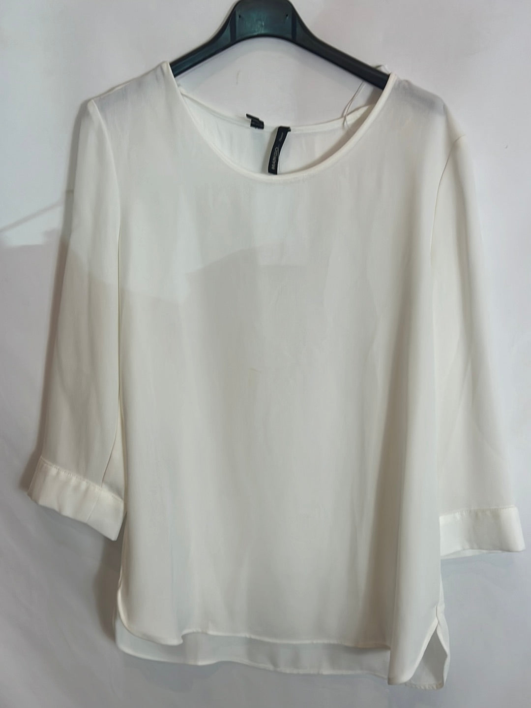 MANGO. Blusa blanca media manga cuello a la caja. T M