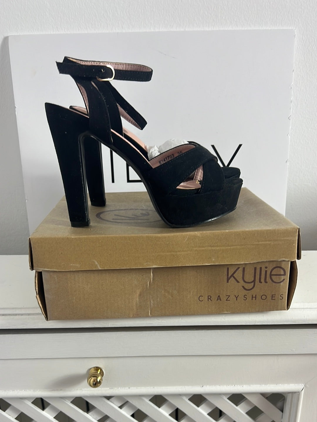 KYLIE. Sandalia negra plataforma. T 36