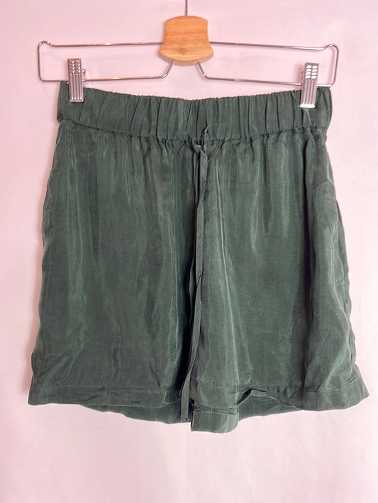 AMERICAN VINTAGE. Pantalón corto verde fluido. T S