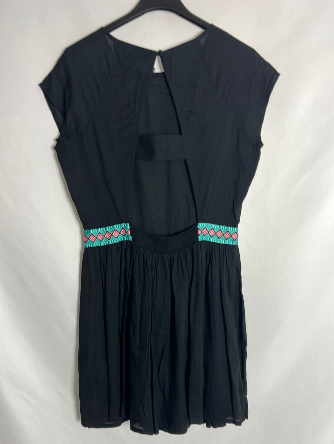 NAF NAF. Vestido corto negro cenefa. T 38