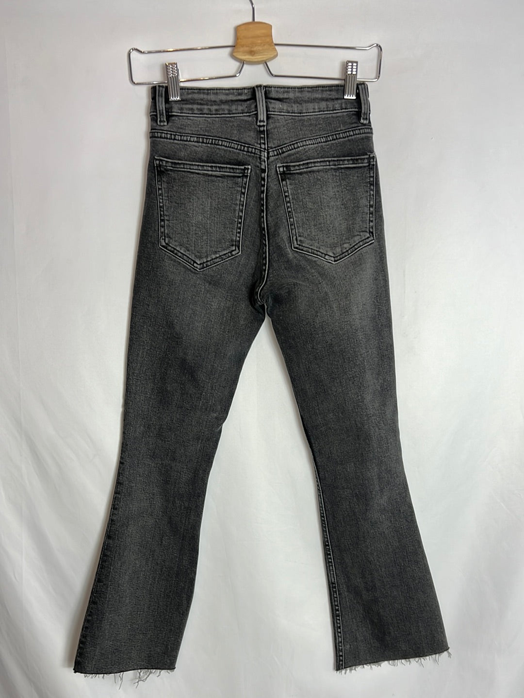 ZARA. Pantalón denim crop gris oscuro. T 32