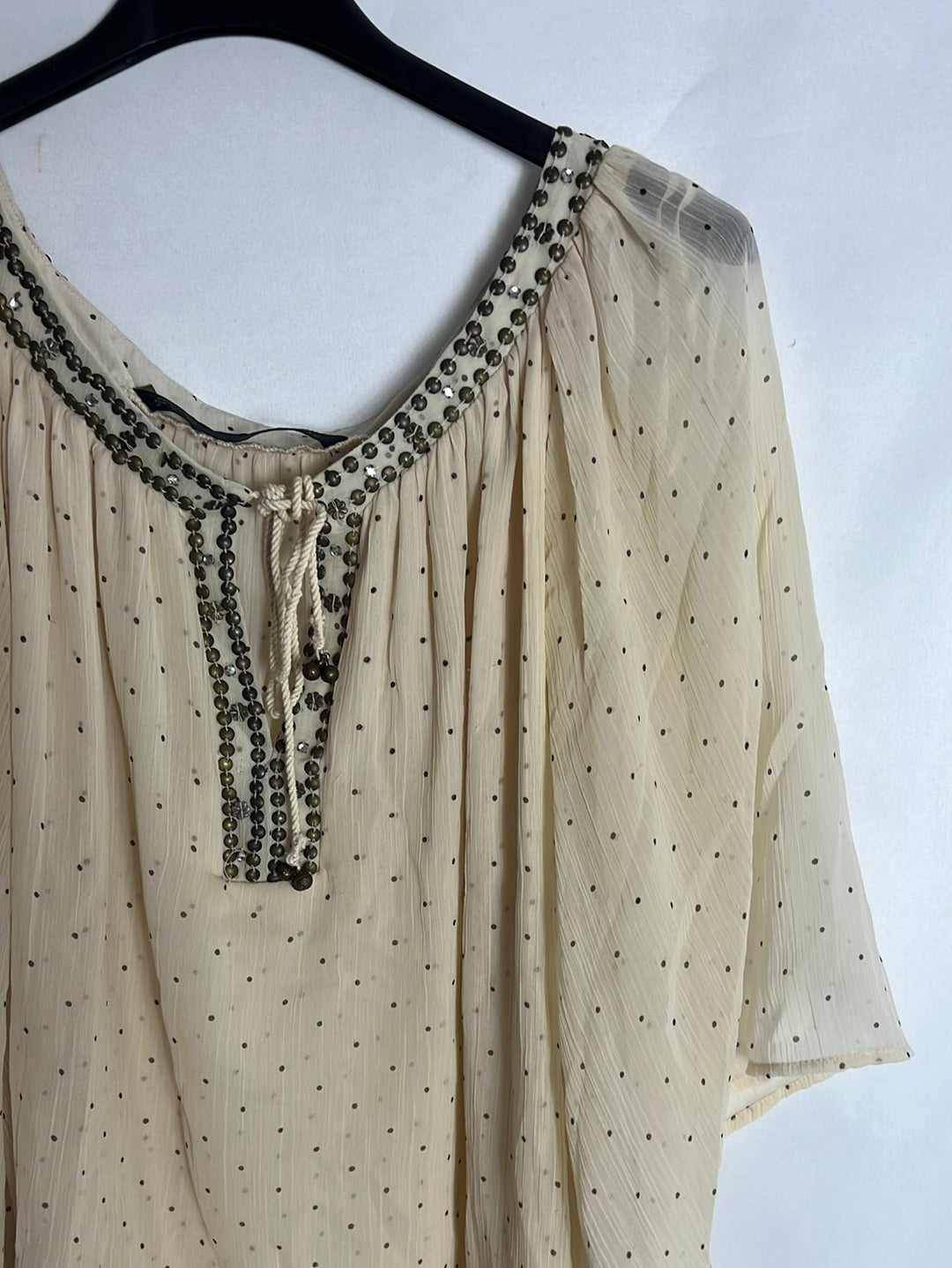 ZARA. Blusa gasa beige lunares y abalorios. T S