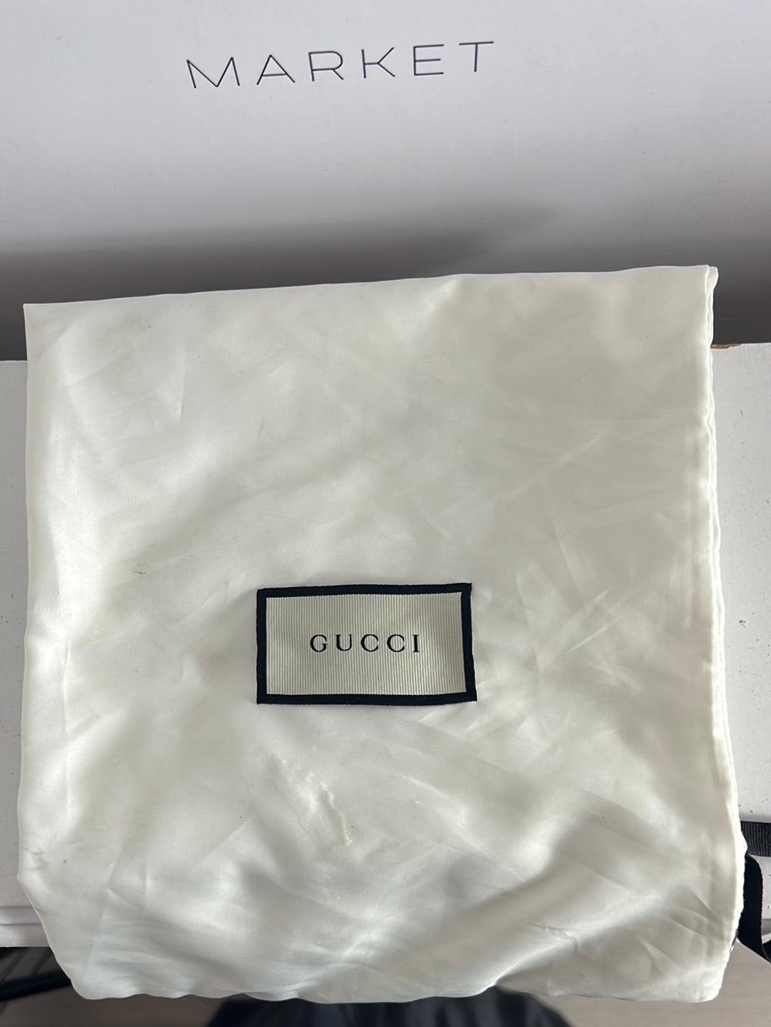 GUCCI. Sandalias tiras blancas. T 38