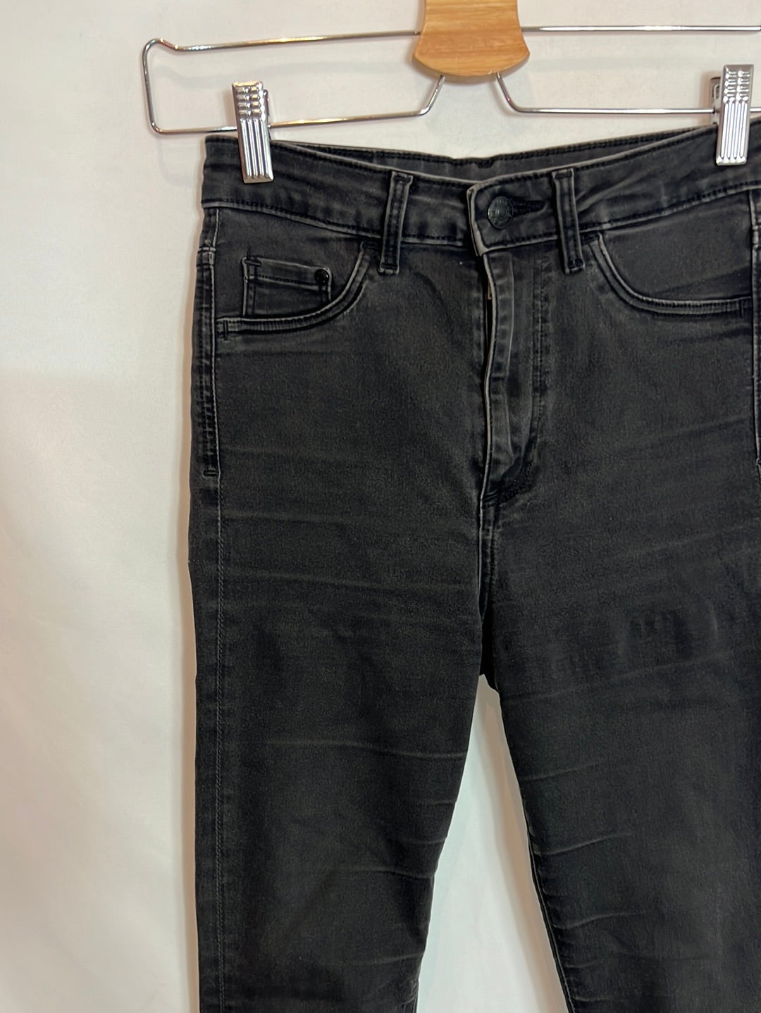 H&M. Pantalones denim pitillo negro. T 36