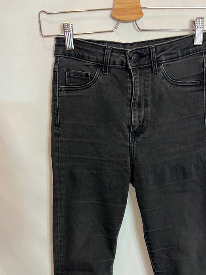 H&M. Pantalones denim pitillo negro. T 36