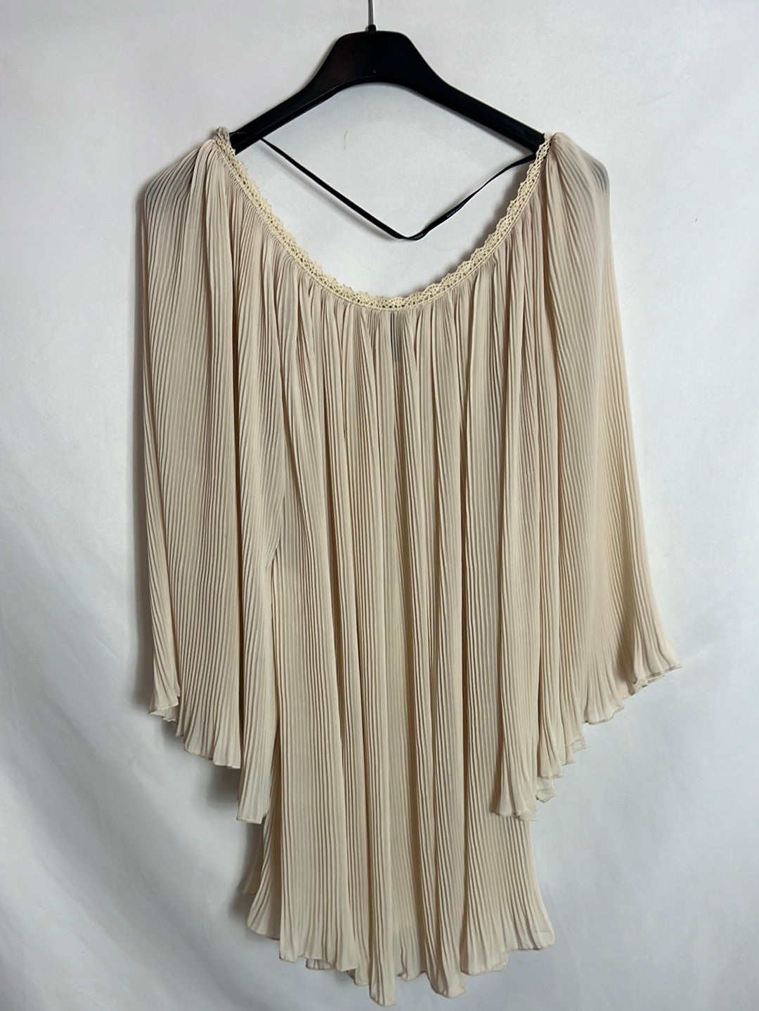 VERO MODA. Blusa beige plisada . T XL