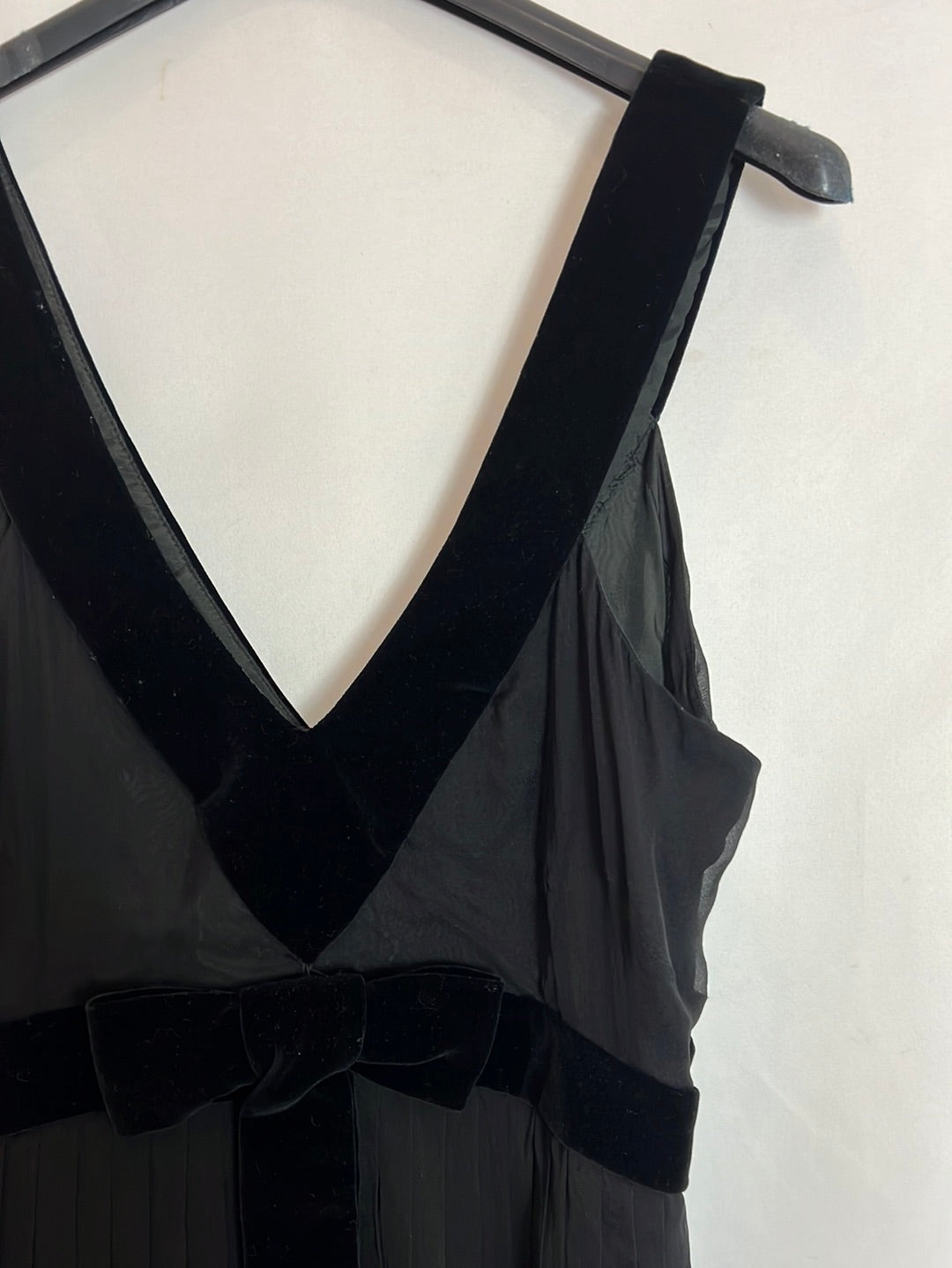 ALMA AGUILAR. Vestido seda negro  plisado. T 38