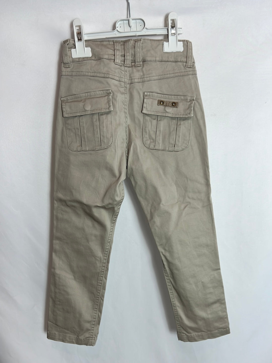 BROTES. Pantalón beige bolsillos. T 6 años