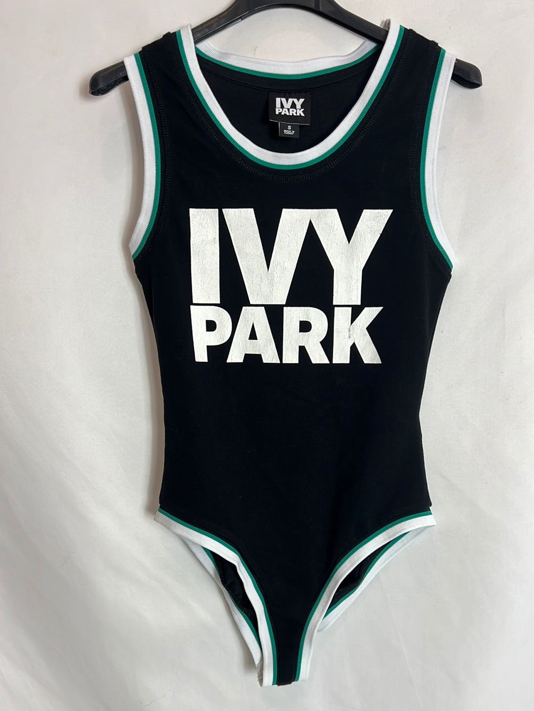 IVY PARK. Body negro letras blancas. T S ( tara)