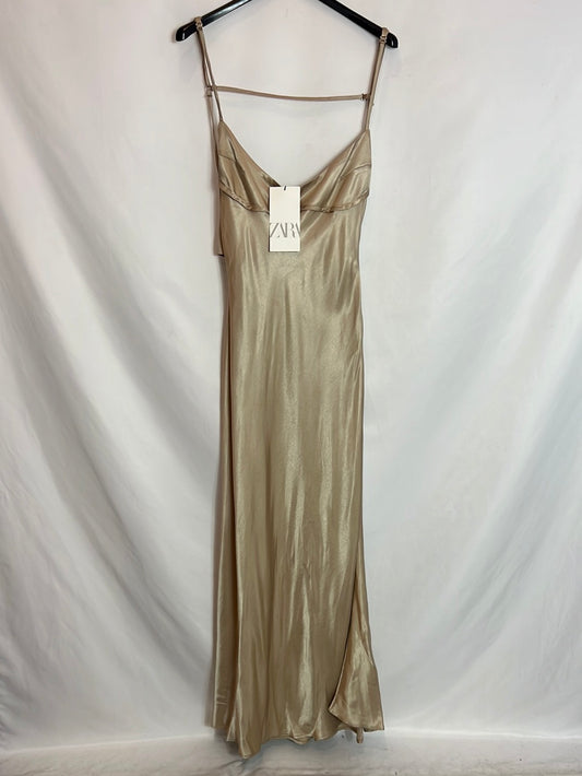 ZARA. Vestido largo satinado color champagne. T M