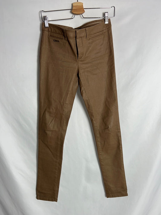 MASSIMO DUTTI. Pantalón pitillo encerado verde caqui. T 36