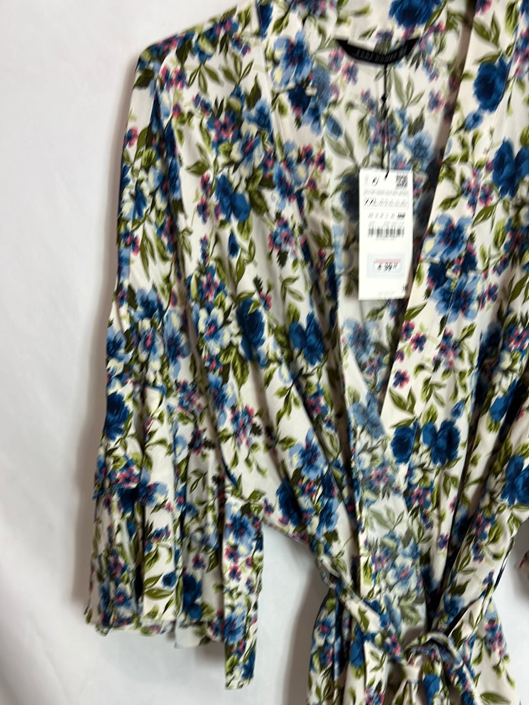 ZARA. Kimono flores azules con cinturón. TXXL