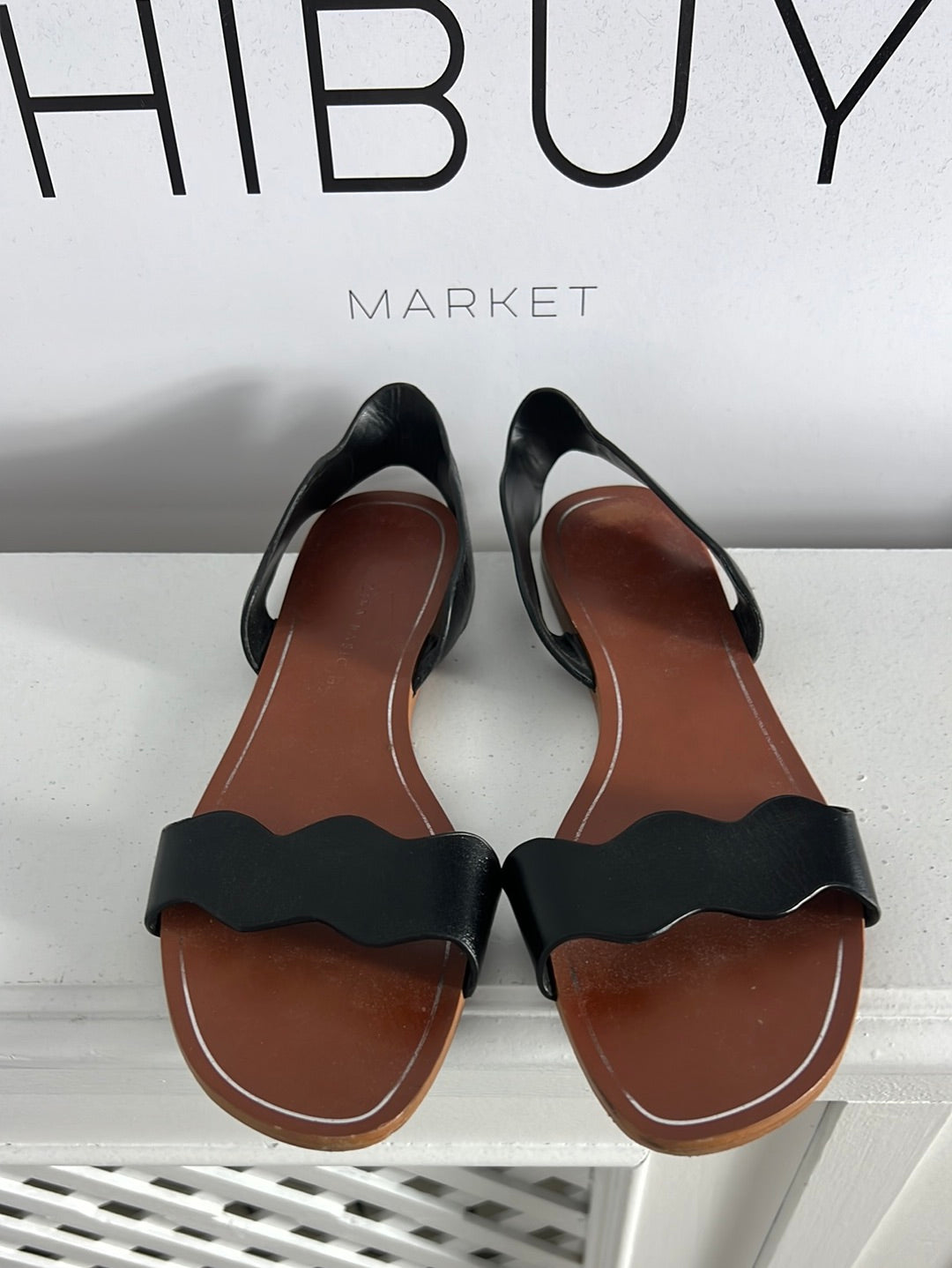 ZARA. Sandalia plana negra tira ovalada. T 37