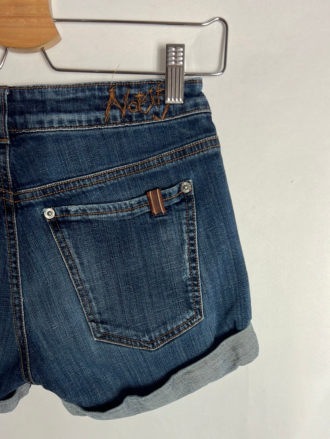 NOTIFY. Pantalón denim corto. T 25 (34)