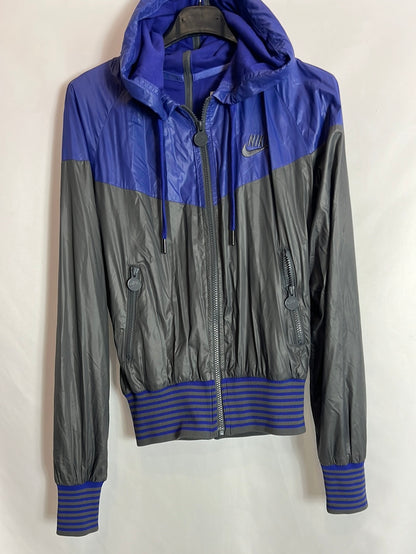 NIKE. Chaqueta corta vientos gris y morada. T S