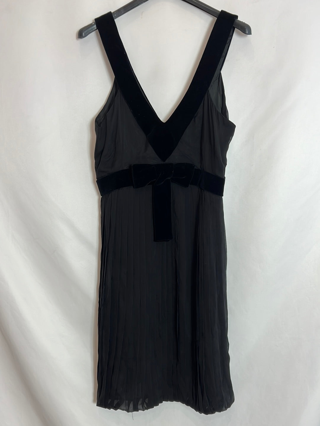 ALMA AGUILAR. Vestido seda negro  plisado. T 38