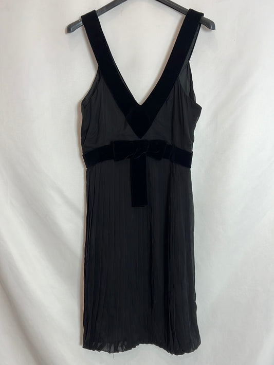 ALMA AGUILAR. Vestido seda negro  plisado. T 38