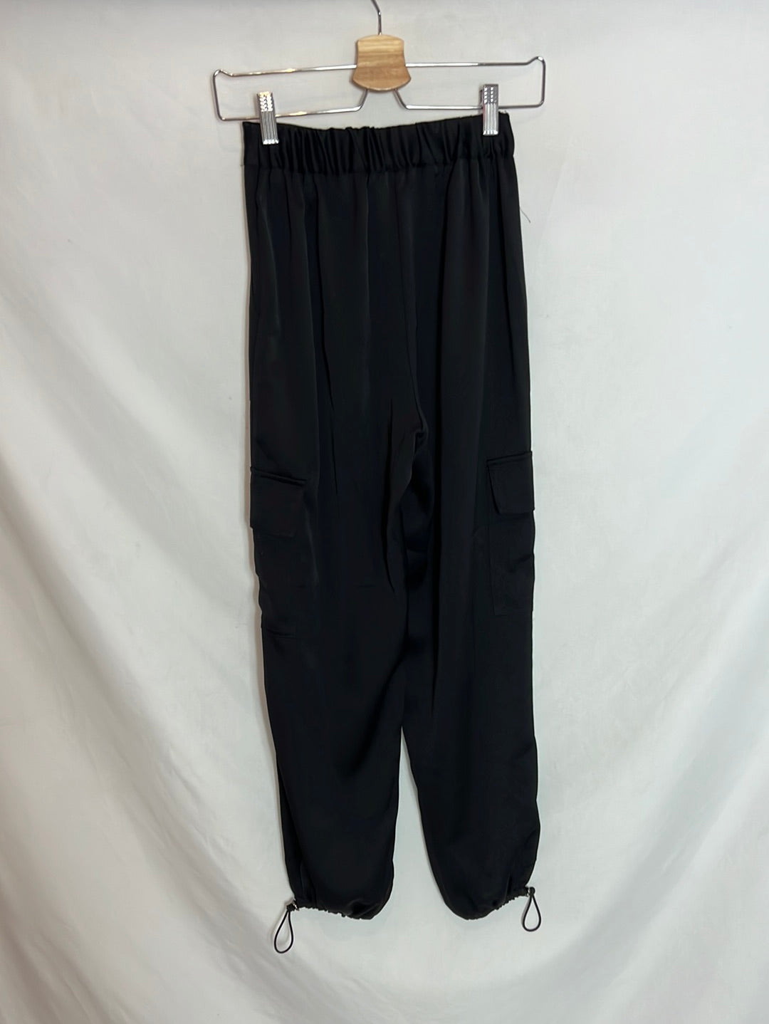 ASOS. Pantalones cargo fluidos satinados. T.32