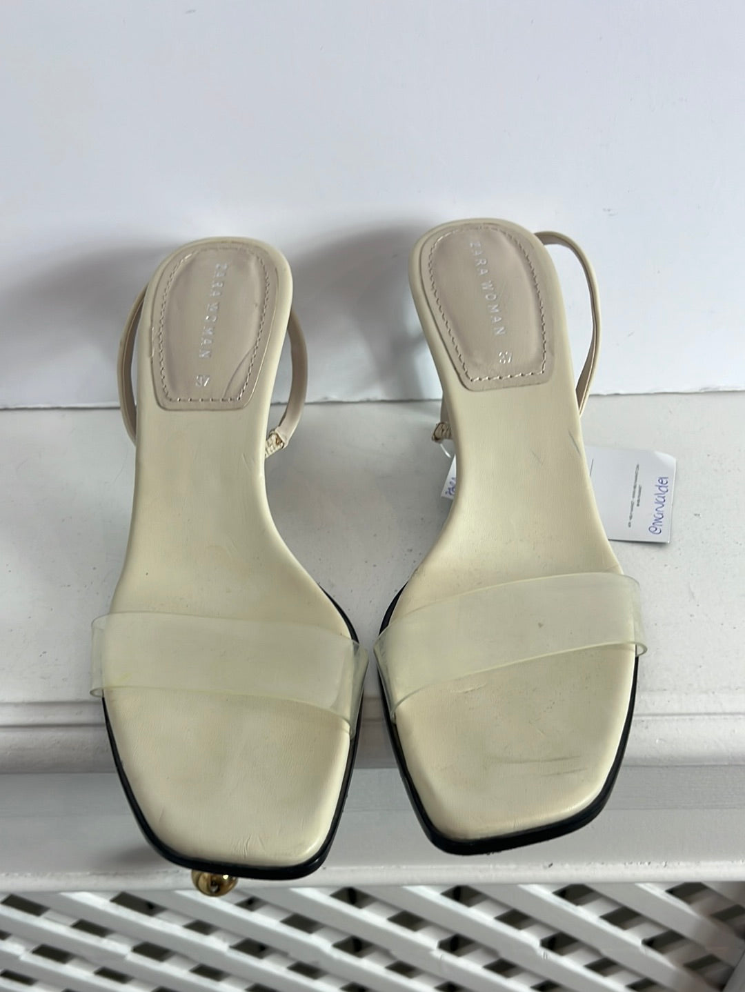 ZARA. Sandalia beige tira transparente. T 37