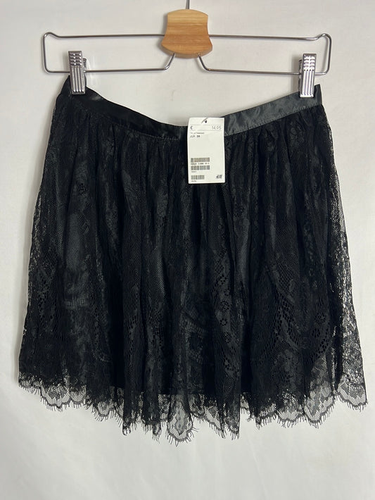 H&M. Falda corta encaje negro. T 38