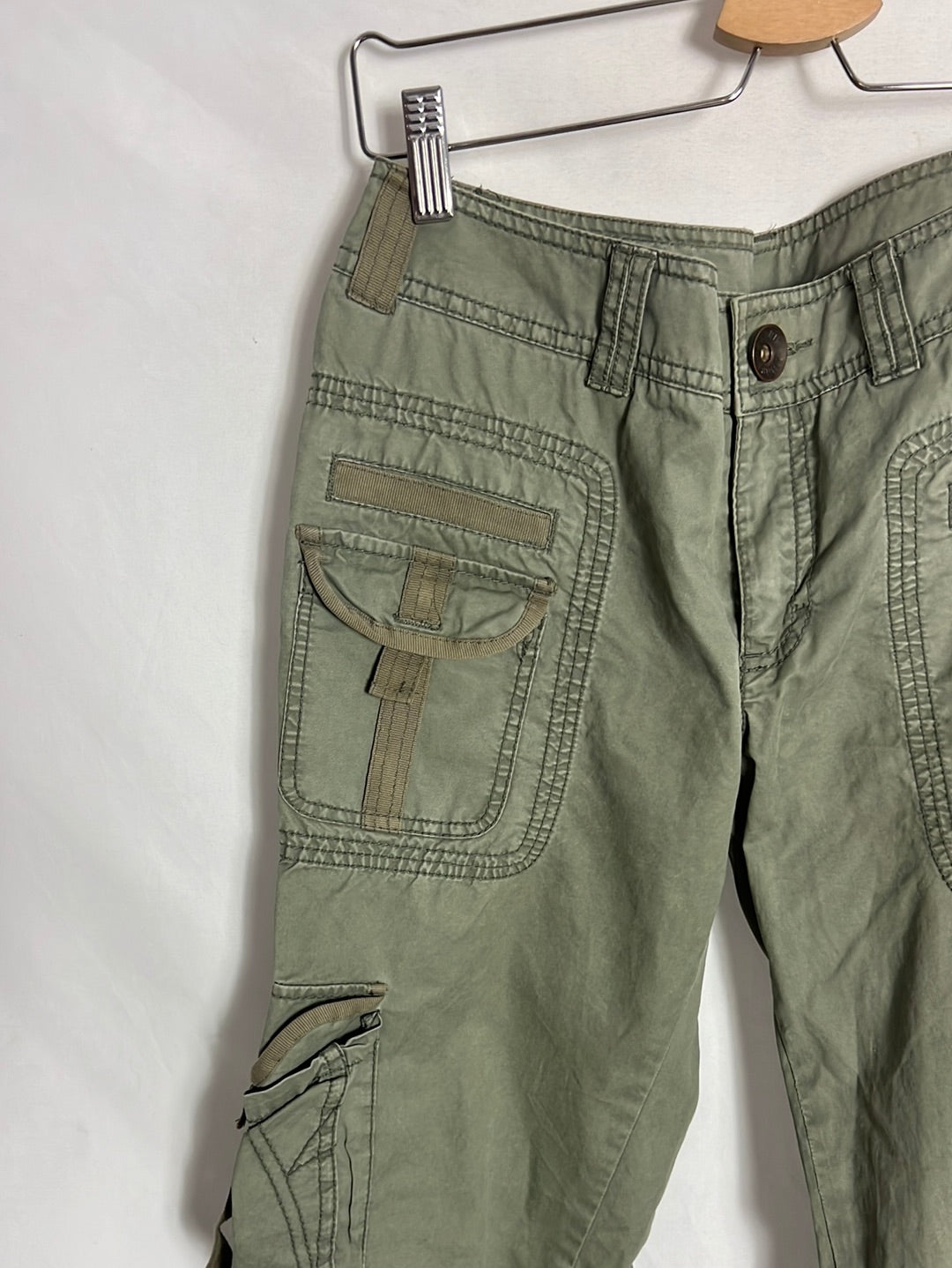 ESPRIT. Pantalón cargo verde. T 40 (tara)