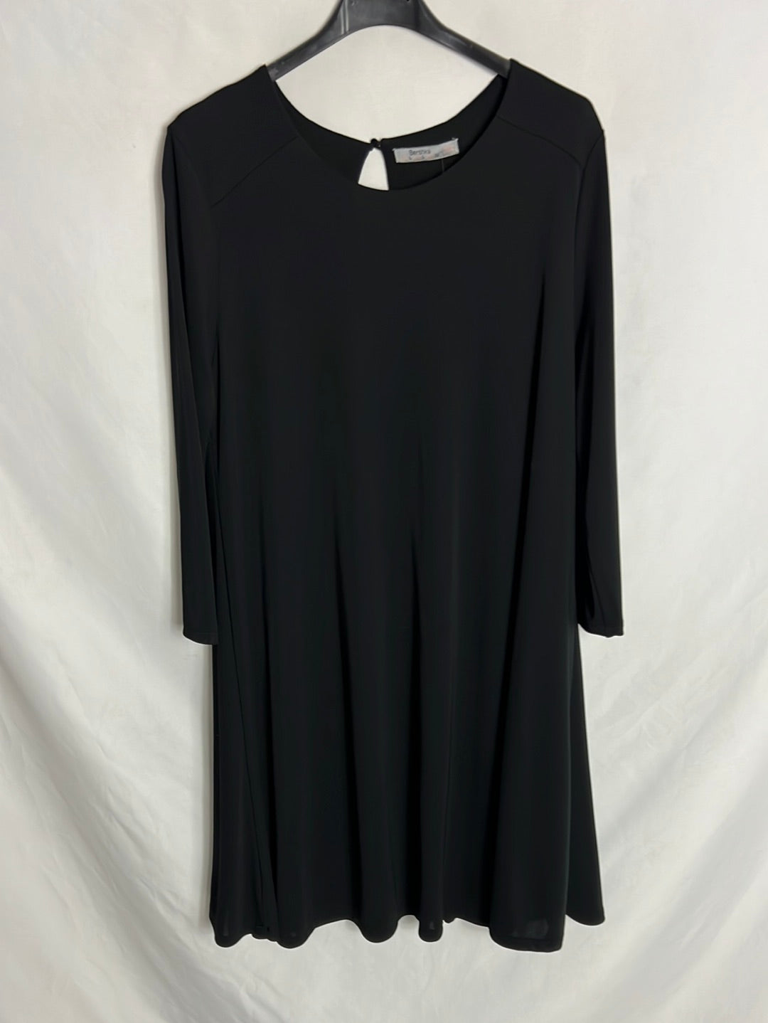 BERSHKA. Vestido negro corto fluido. T L