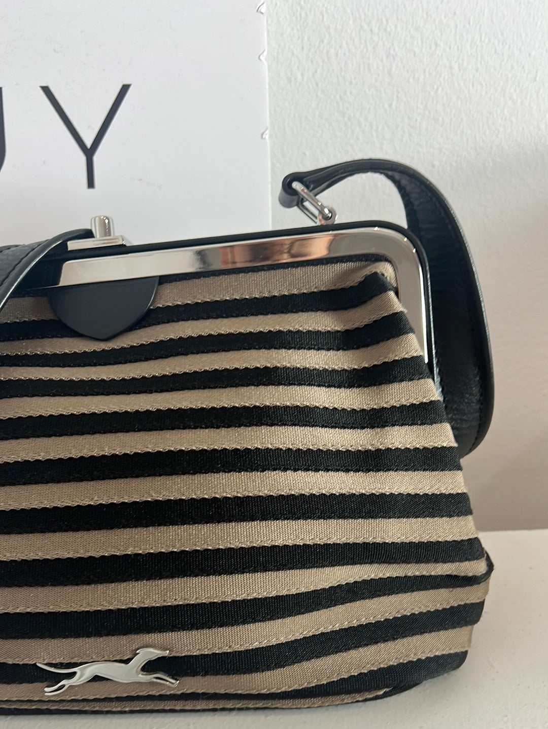 BIMBA Y LOLA. Bolso mediano rayas bicolor