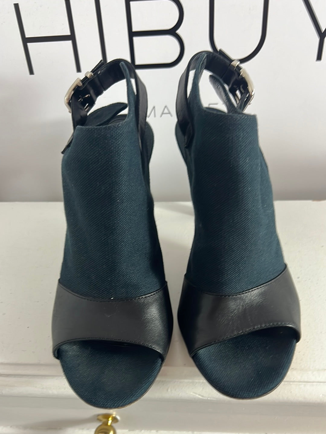 GIANVITO ROSSI. Sandalias bicolor talón descubierto. T 36,5 (Tara)