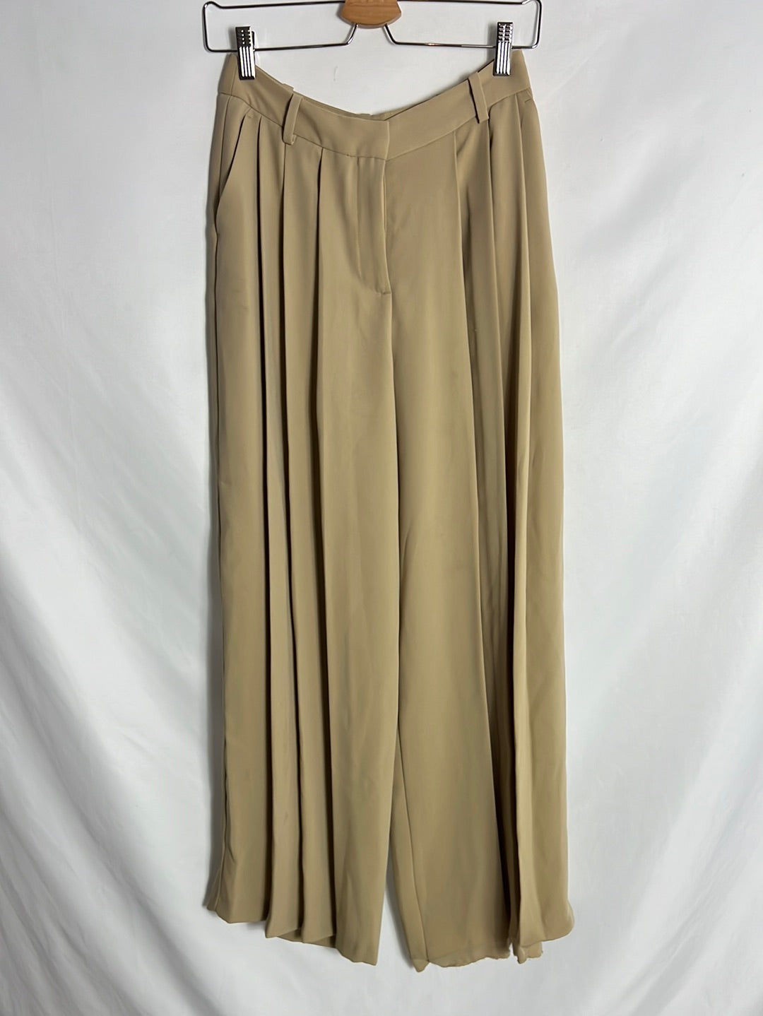 ZARA. Pantalón palazzo pinzas beige. T 34 (tara)