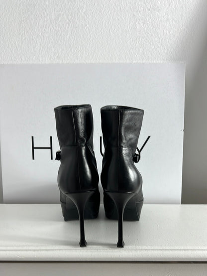 YVES SAINT LAURENT. Botines negros plataforma interior. T 37