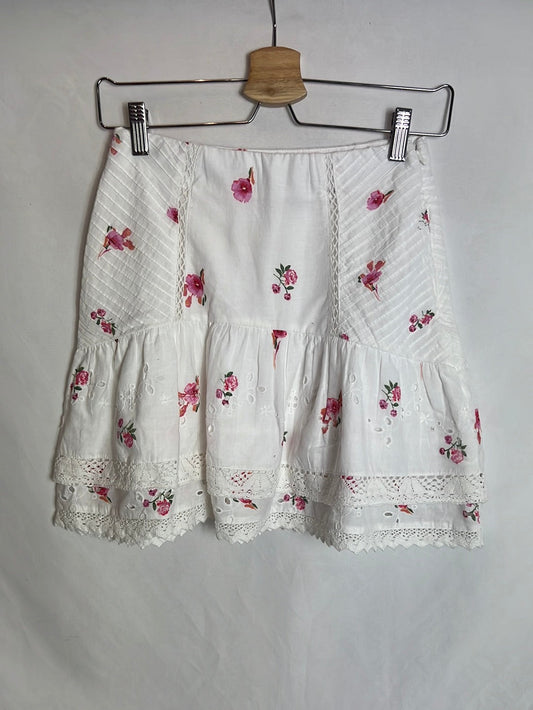 ZARA. Falda corta blanca flores T.xs