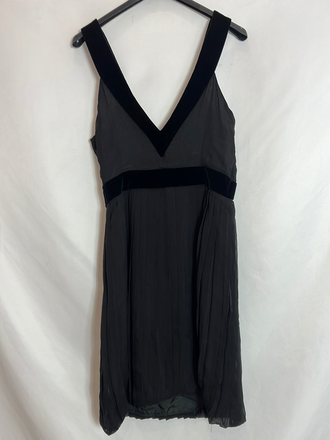 ALMA AGUILAR. Vestido seda negro  plisado. T 38