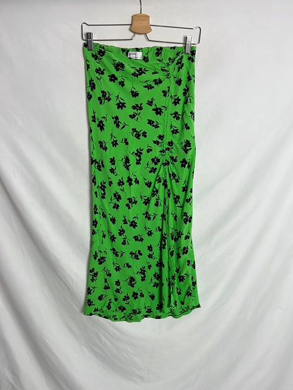 BERHSKA. Falda midi verde apertura. T M