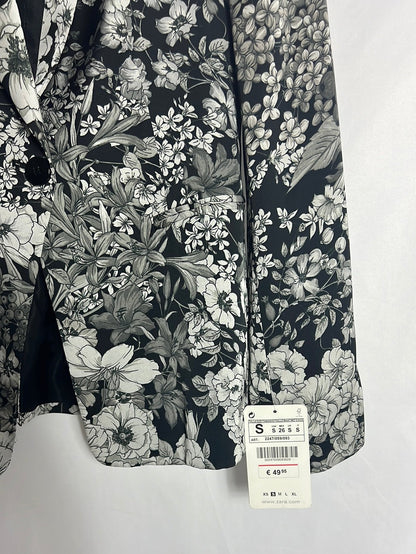 ZARA. Blazer negra satinada estampado flores. T S