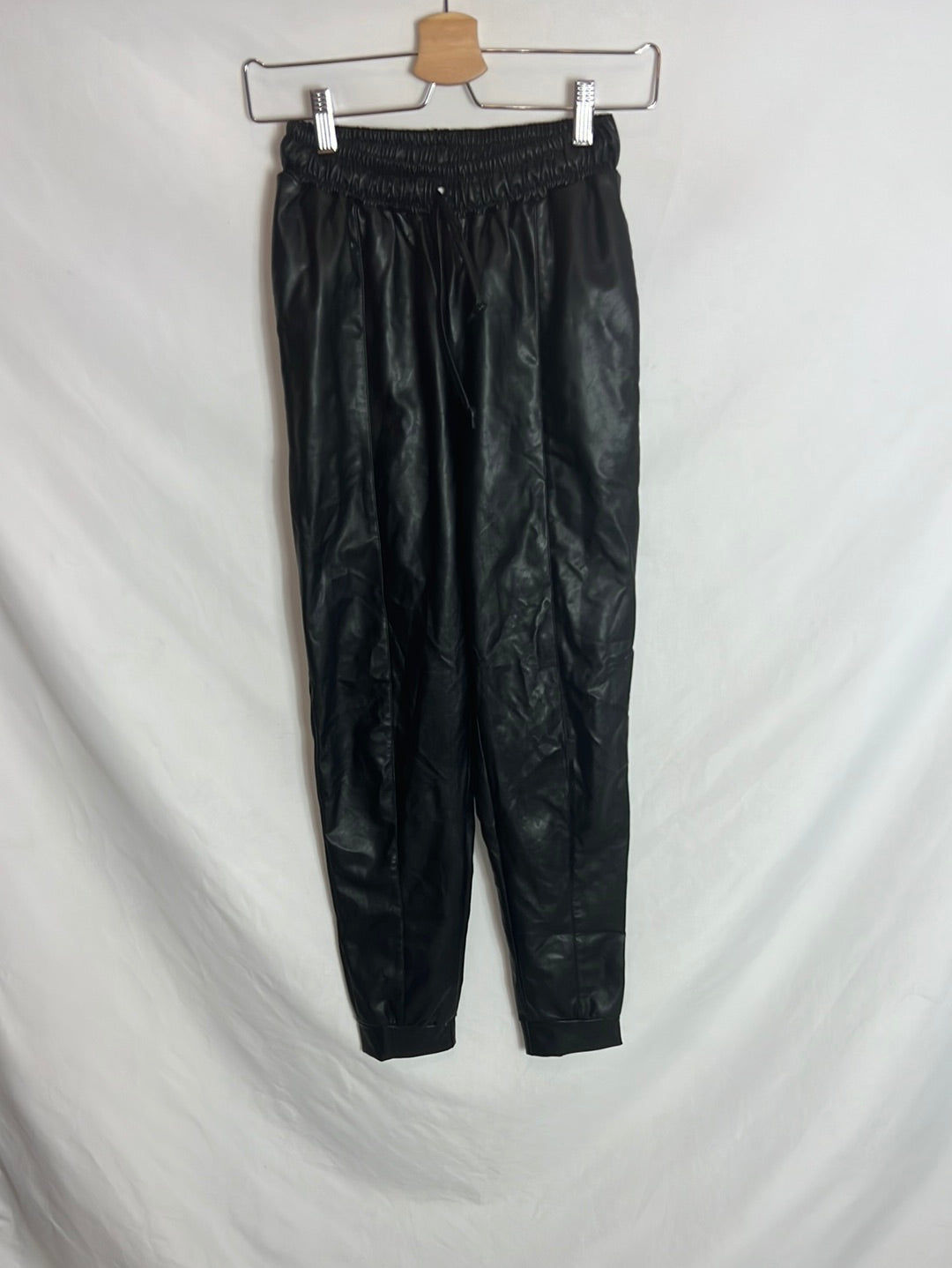 OTRAS. Pantalones estilo jogger polipiel. TU