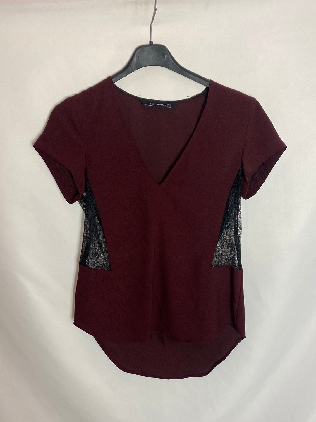 ZARA. Blusa burdeos con encaje los laterales. T.xs